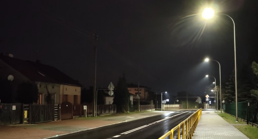 Na zdjęciu: Nowe ledowe latarnie na ul. Kościowa zaświeciły dopiero kilka dni temu