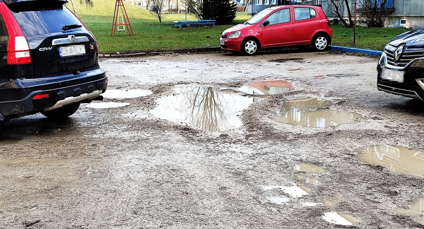 Na zdjęciu parking przed blokiem przy Jagiellońskiej 17
