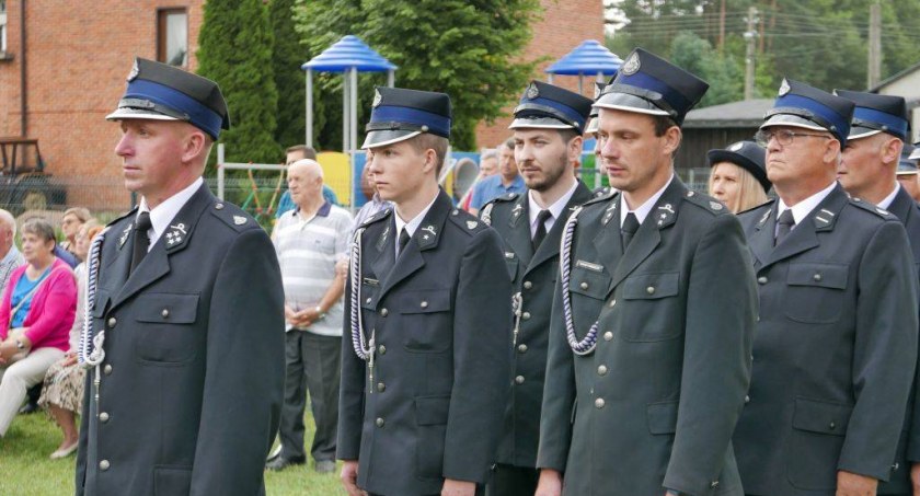 Na zdjęciu: strażacy z OSP Sucha Wieś podczas uroczystości poświecenia nowego sztandaru jednostki - sierpień 2022
