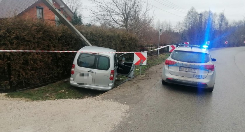 Na zdjęciu samochód, który uderzył w słup - fot. KPP Radomsko 