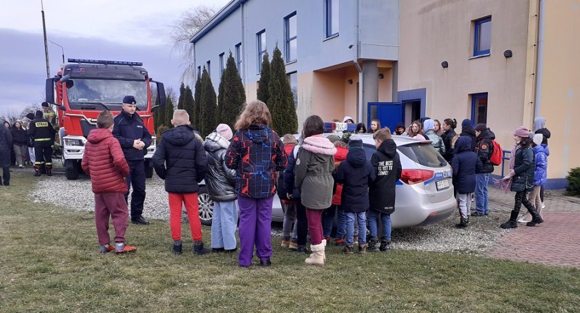 Na zdjęciu spotkanie ze strażakami i policjantami - fot. KPP Radomsko
