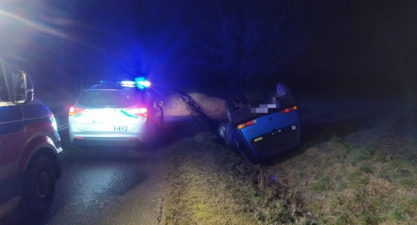 Na zdjęciu auto, które wpadło do rowu w miejscowości Rożny - fot. KPP Radomsko