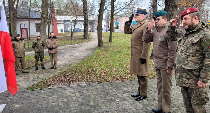 Na zdjęciu żołnierze salutujący przed pomnikiem