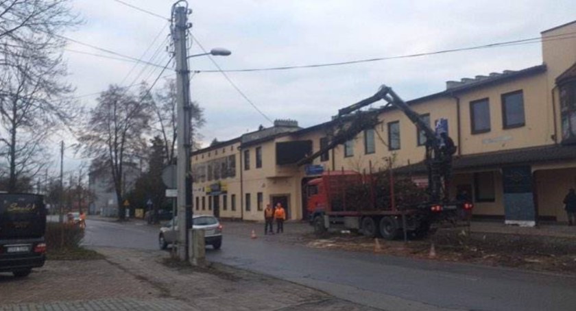 Na zdjęciu wycinka drzew przy Sierakowskiego - fot. Czytelniczka
