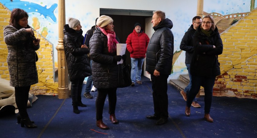 Na zdjęciu urzędnicy i pracownicy miejskich placówek w Kinemie po przekazaniu kluczy do budynku - fot. UM Radomsko