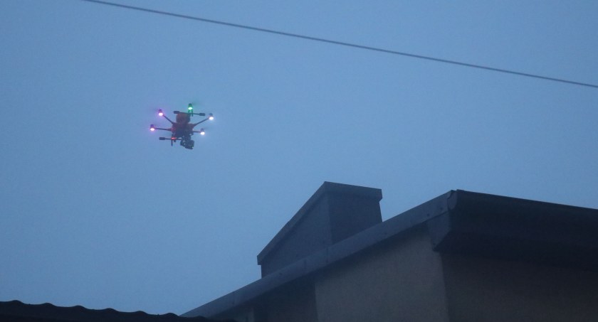 Na zdjęciu: dron antysmogowy podczas lotu kontrolnego w Radomsku. Fot. radomsko.pl