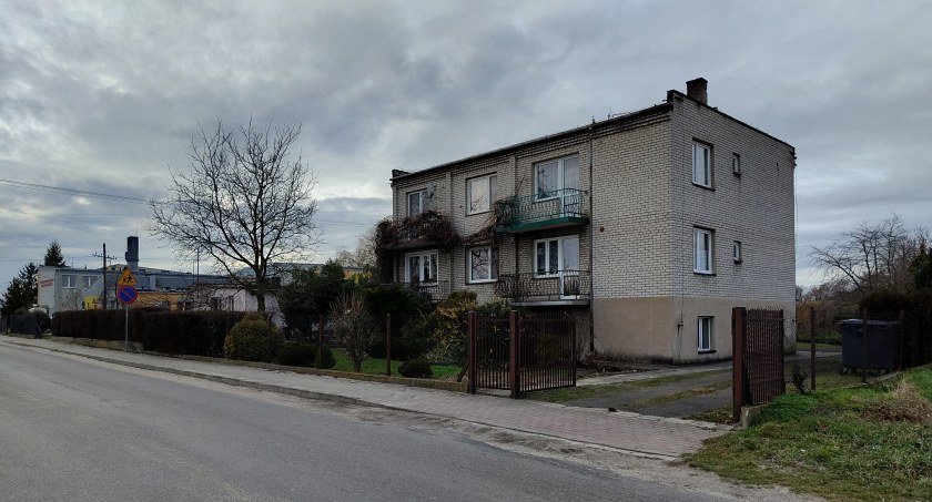Na zdjęciu blok w Dobryszycach, którego lokatorzy dostali horrendalną podwyżkę