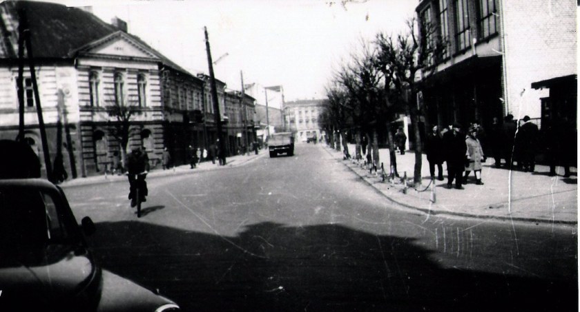 Na zdjęciu z prawej Dom Rzemiosła w latach 60.