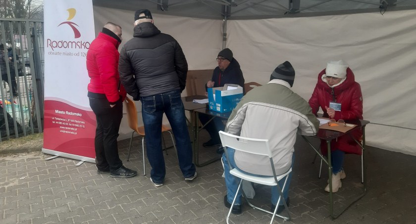 Na zdjęciu: badanie prowadzone w czwartek na targowicy, fot. FB/RadomskoMiastoOtwarte