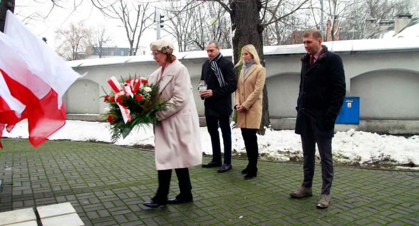 Na zdjęciu posłanka PiS Anna Milczanowska składa kwiaty - fot. Starostwo powiatowe/Facebook 