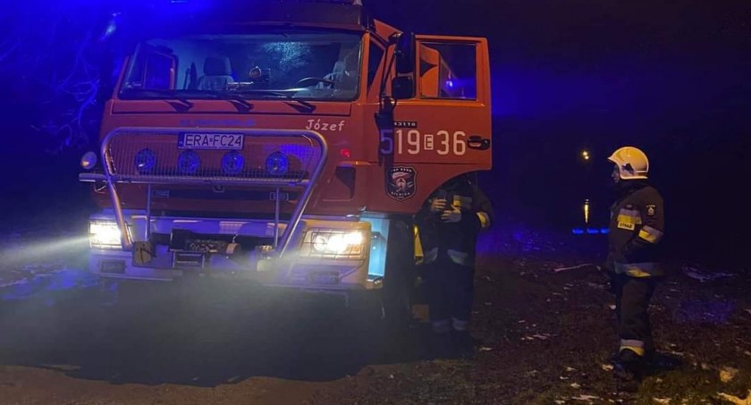 Na zdjęciu strażak z OSP Silnica podczas akcji - fot. Facebook/ OSP Silnica 