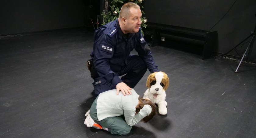 Na zdjęciu: aspirant Dariusz Trepka podczas spotkania w MDK - fot. Facebook/MDK Radomsko