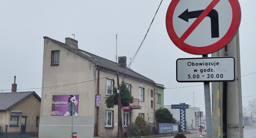 Na zdjęciu znak informujący o zakazie skrętu w lewo w określonych godzinach