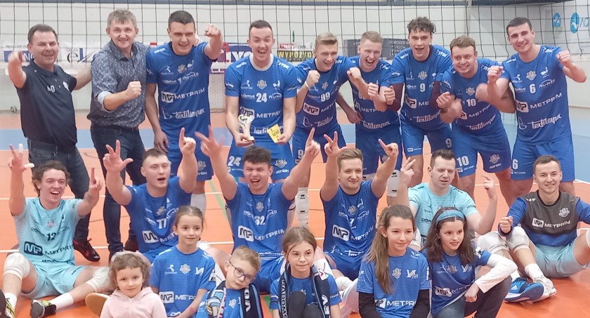 Na zdjęciu siatkarze o zwycięskim meczu