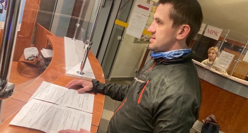 Na zdjęciu: Artur Szponder składa petycję w urzędzie miasta
