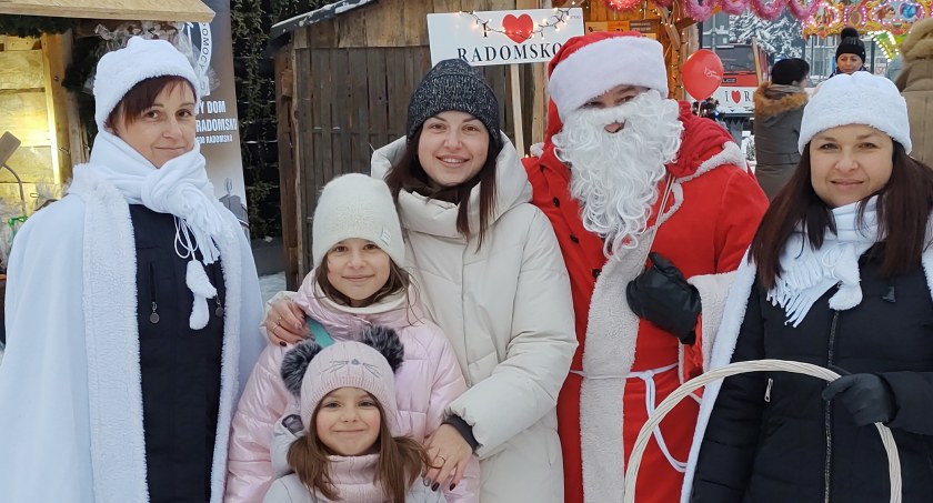 Na zdjęciu Alona Mylyhina z córkami (w środku)