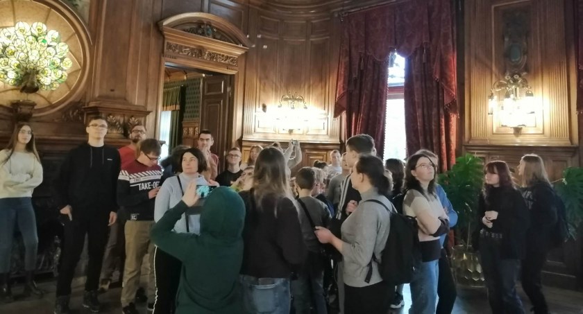 Na zdjęciu uczestnicy wycieczki w Pałacu Poznańskich - fot. Facebook/Muzeum Regionalne