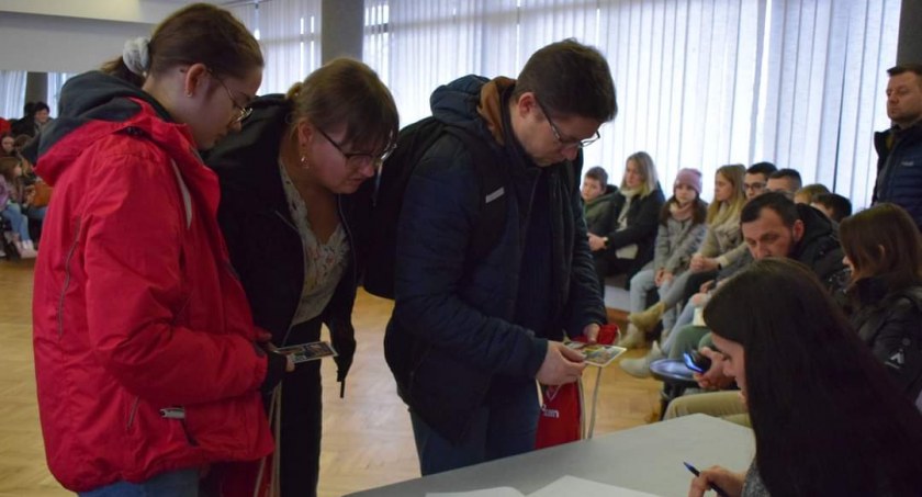 Na zdjęciu wolontariusze odbierają identyfikatory - fot. Facebook/MDK Radomsko 