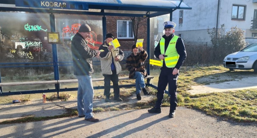 Na zdjęciu: policjant rozdaje kamizelki odblaskowe - fot. KPP Radomsko