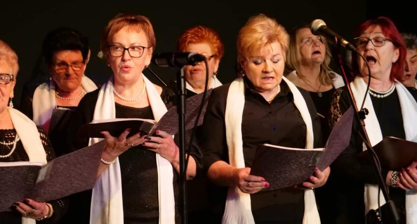 Na zdjęciu jedne z występujących w koncercie wykonawczyń - fot. Facebook/MDK Radomsko 