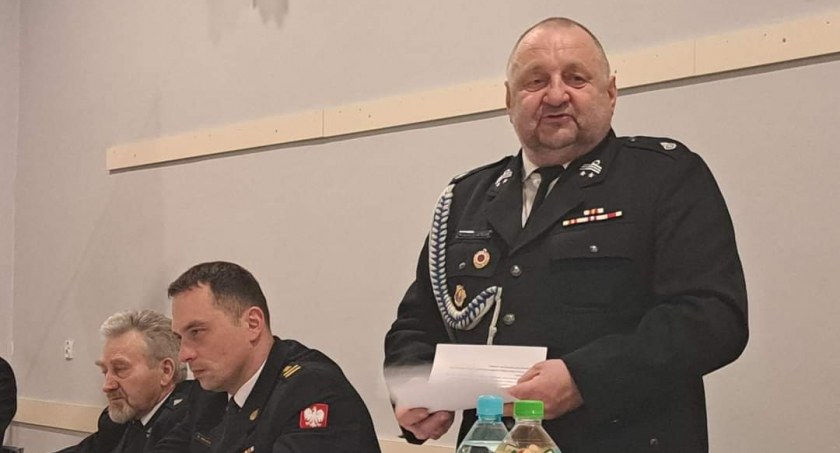 Na zdjęciu pierwszy z prawej druh Wojciech Mordak - szef OSP Przedbórz - fot. Facebook/Starostwo Powiatowe 