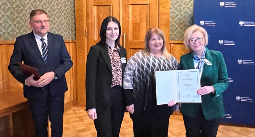 Na zdjęciu druga od prawej dyrektorka PP nr 2 Jolanta Ślęzak, trzecia od prawej koordynatorka Jolanta Namyślak - fot. UM Radomsko