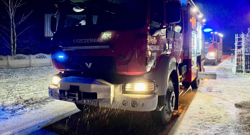 Na zdjęciu wozy straży przed domem w Józefowie - fot. Facebook/OSP Kodrąb