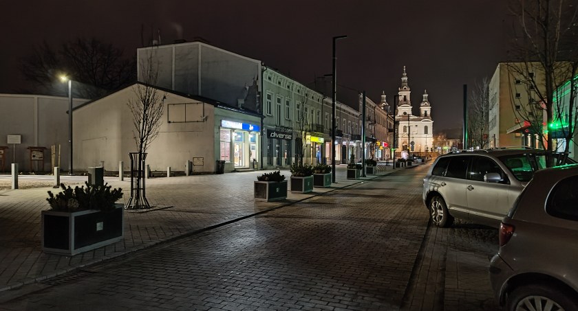Na zdjęciu ulica Reymonta pogrążona w ciemności - fot. Czytelnik