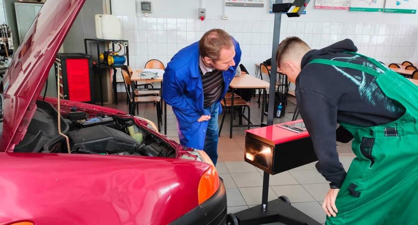Na zdjęciu zajęcia w pracowni mechanicznej - fot. Facebook/ZSP nr 1