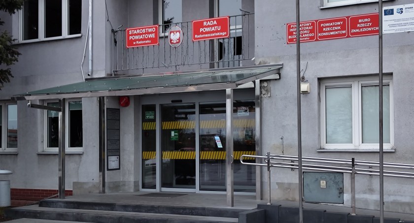 Na zdjęciu wejście do Starostwa Powiatowego