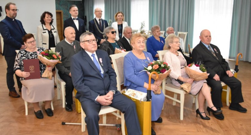 Na zdjęciu uhonorowane małżeństwa - fot. UM Kamieńsk