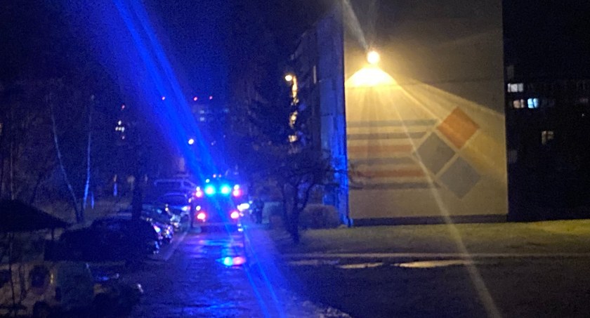 Na zdjęciu: straż pożarna przed blokiem przy Leszka Czarnego 17A