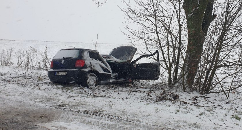 Na zdjęciu auto, które dachowało - fot. KP PSP Radomsko 