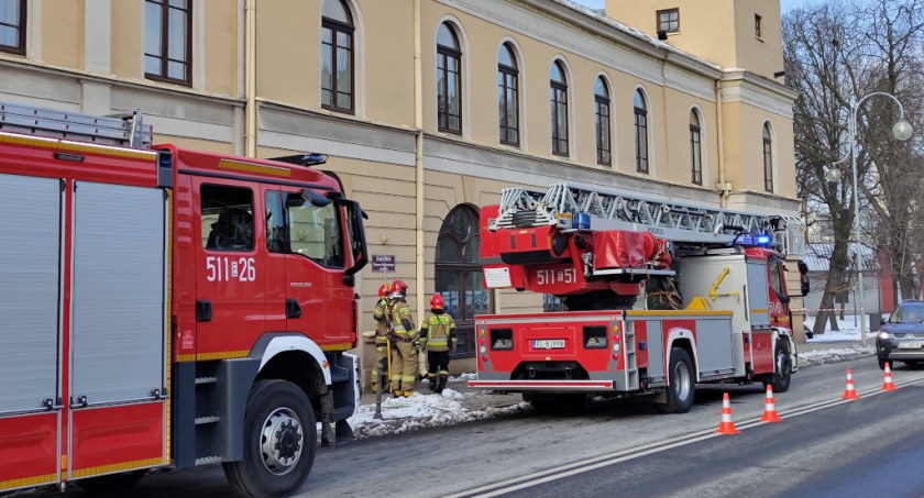 Na zdjęciu strażacy przed Muzeum Regionalnym