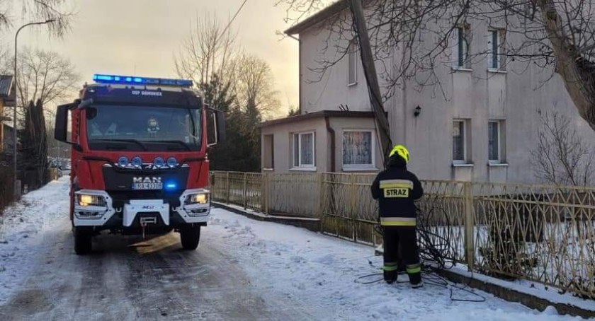 Na zdjęciu strażak z OSP Gomunice - fot. Facebook/OSP Gomunice 