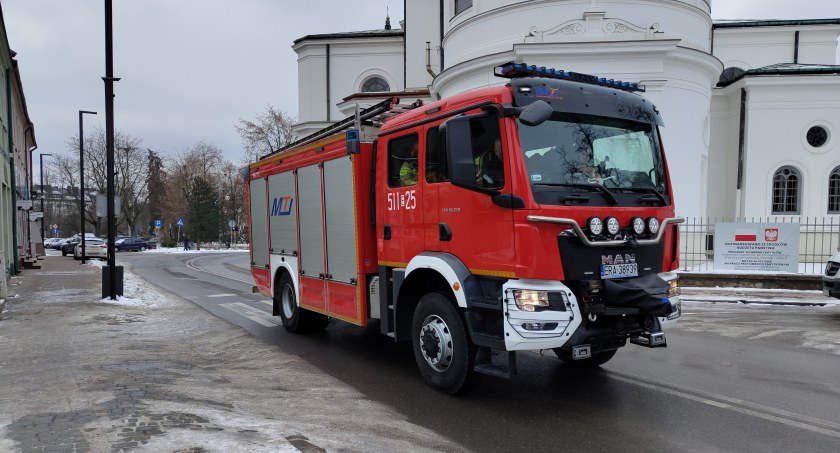 Na zdjęciu strażacy w drodze na ulicę Krańcową