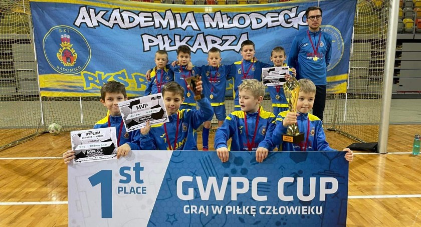 Na zdjęciu radomszczańscy młodzi piłkarze 
