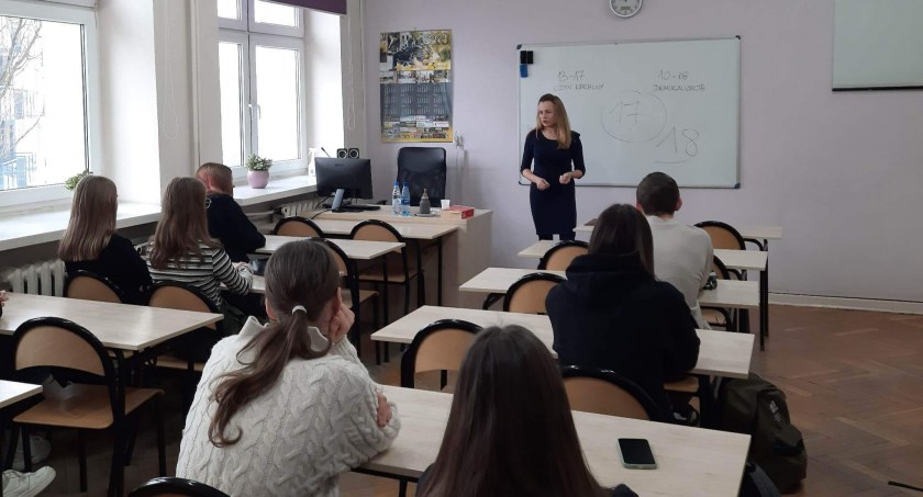 Na zdjęciu uczniowie II LO na spotkaniu z sędzią Anną Cieciurą