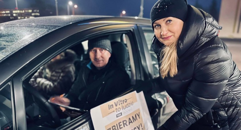 Na zdjęciu Magdalena Spólnicka podczas zbiórki podpisów poparcia