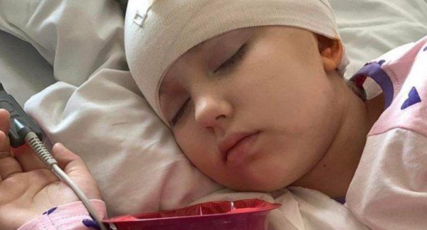 Na zdjęciu Amelia Fajkowska w szpitalu