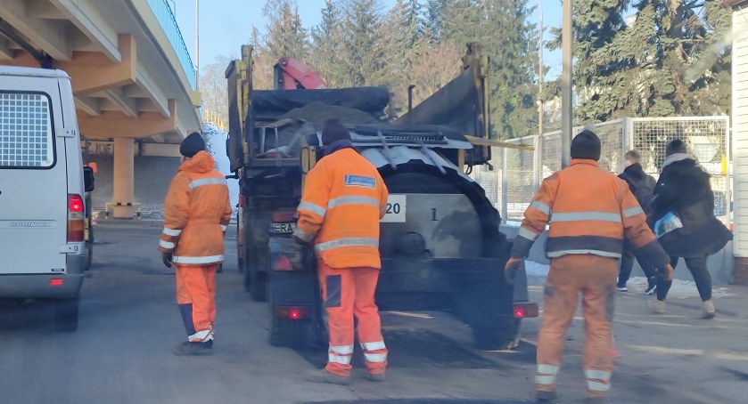 Na zdjęciu łatanie dziur na ulicy Warszyca