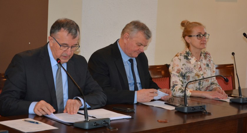 Na zdjęciu powiatowi radni podczas posiedzenia komisji