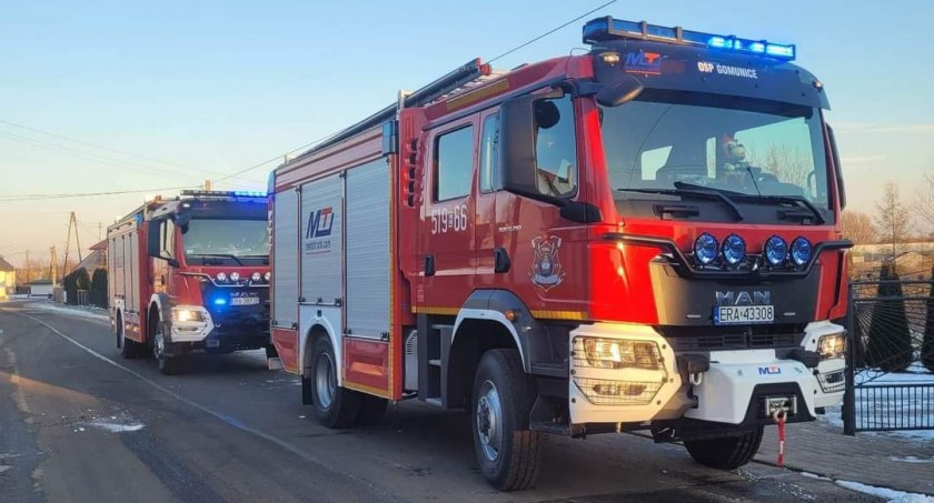 Na zdjęciu wozy strażackie w Słostowicach - fot. OSP Gomunice 