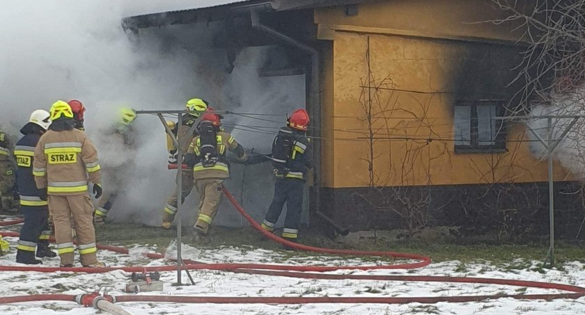 Na zdjęciu strażacy gaszący samochód w Woli Blakowej