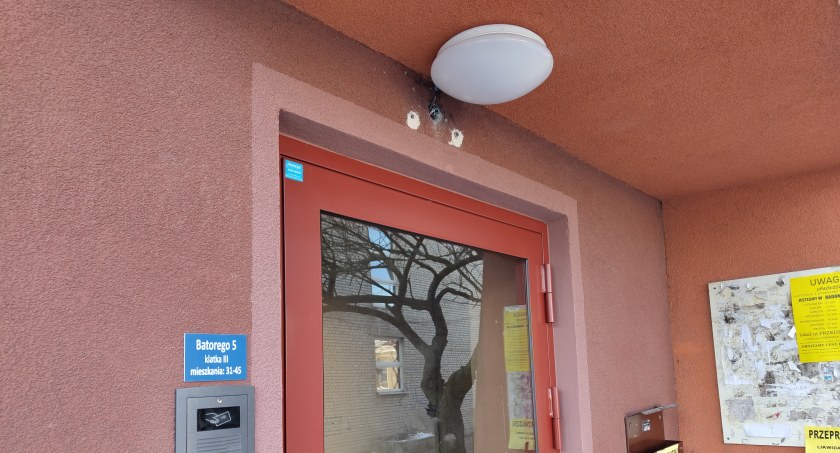 Na zdjęciu wejście do klatki nr 3 w bloku przy Batorego 5
