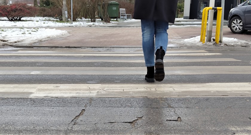 Na zdjęciu piesza na przejściu na ulicy Armii Krajowej