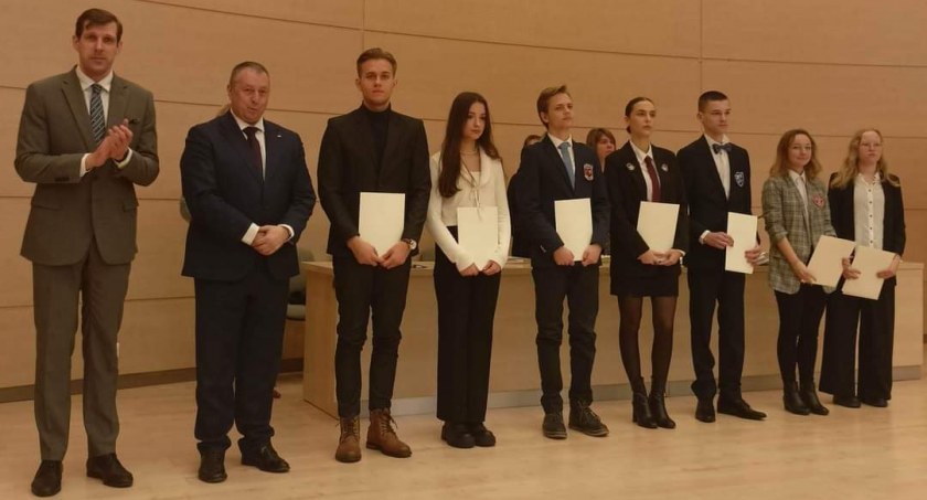 Na zdjęciu uczniowie podczas wręczenie nominacji stypendialnych - fot. Facebook/Starostwo Powiatowe 