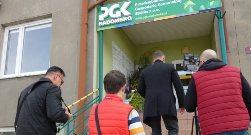 Na zdjęciu: radny Rafał Dębski i dziennikarze wchodzą do PGK