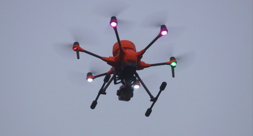 Na zdjęciu dron antysmogowy w powietrzu podczas jednego z lotów 