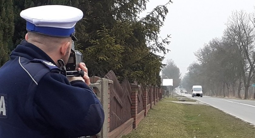 Na zdjęciu policjant podczas kontroli w środę 15 lutego, fot. KPP Radomsko